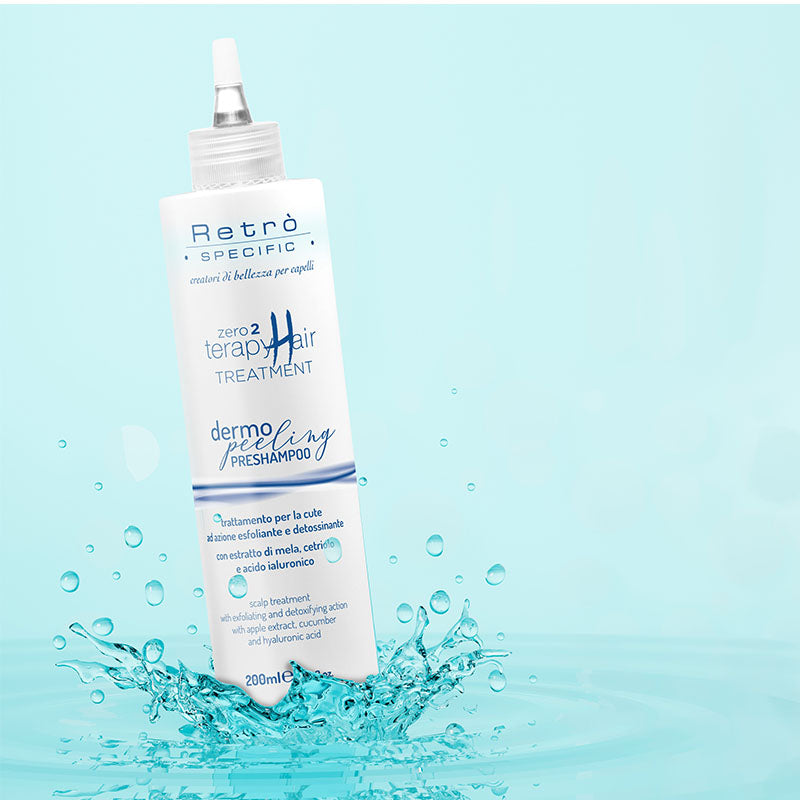 Trattamento per la pulizia della cute, confezionato in una bottiglia bianca dall' etichetta trasparente con linee blu . La grafica presenta la bottiglia del prodotto che entra nell'acqua creando schizzzi della stessa.